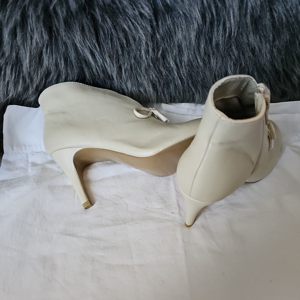 Hot in Hollywood Womens Winter White cream Booties Shoes Size 7.5W - Picture 3 of 4